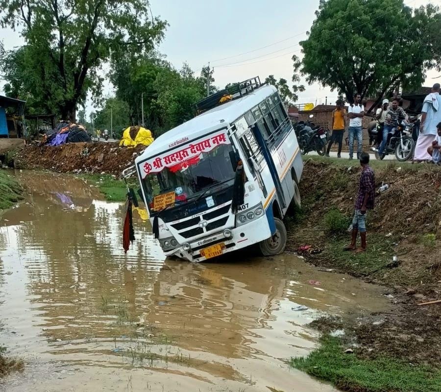 Bus fell into the ditch, the passengers narrowly survived