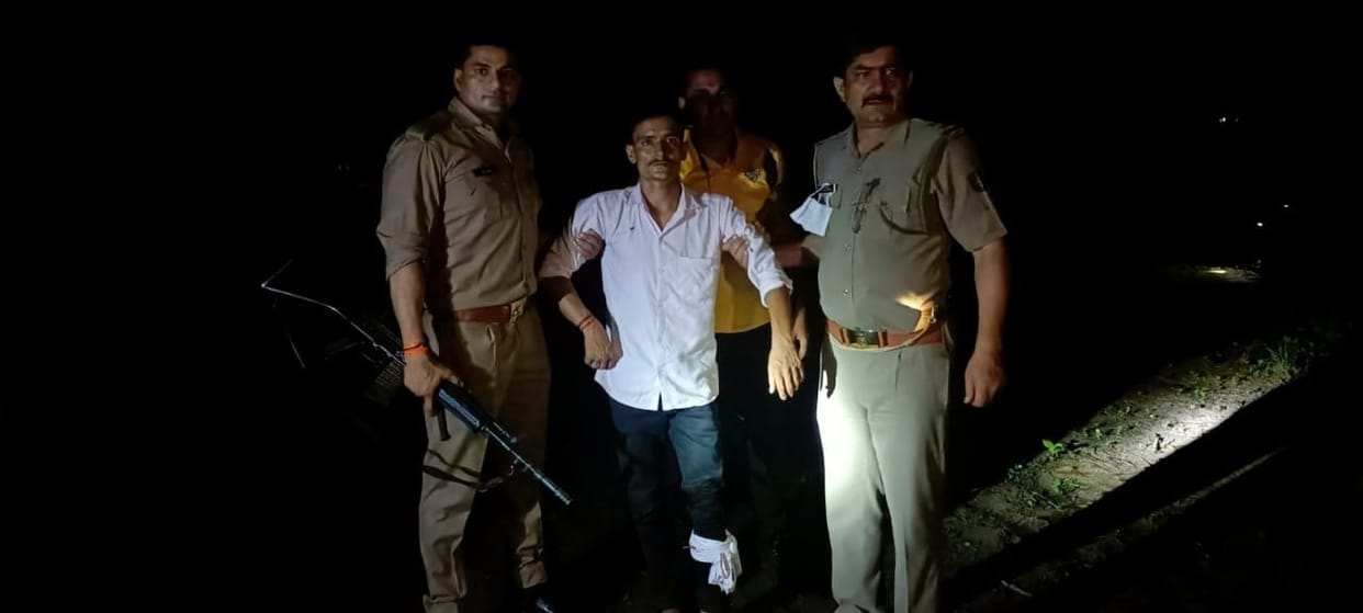 Police caught a reward of 25 thousand rupees in the encounter