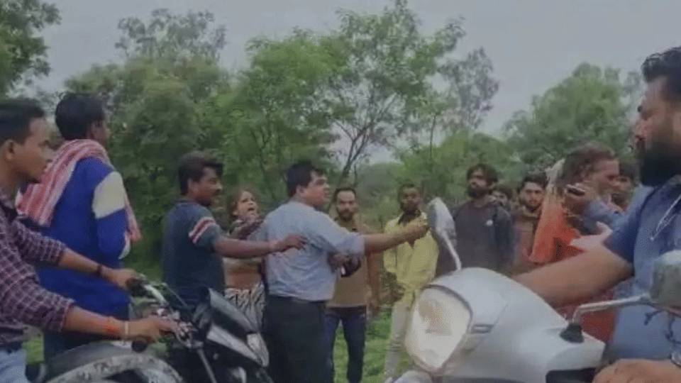 Deputy Collector Beaten: Tea Vendor Couple Beats Deputy Collector in Mandsaur, Watch Viral Video
