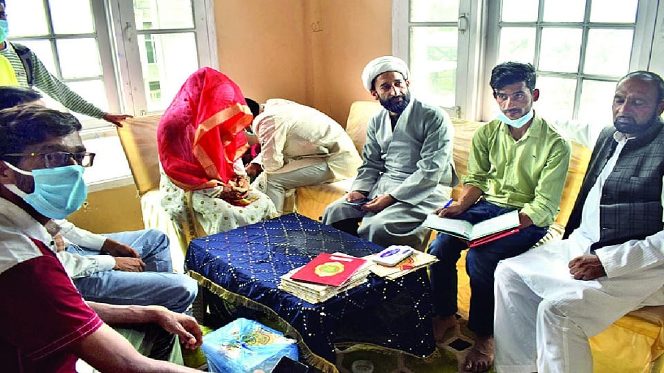 Mass marriage ceremony organized in Srinagar, 51 couples tied the knot