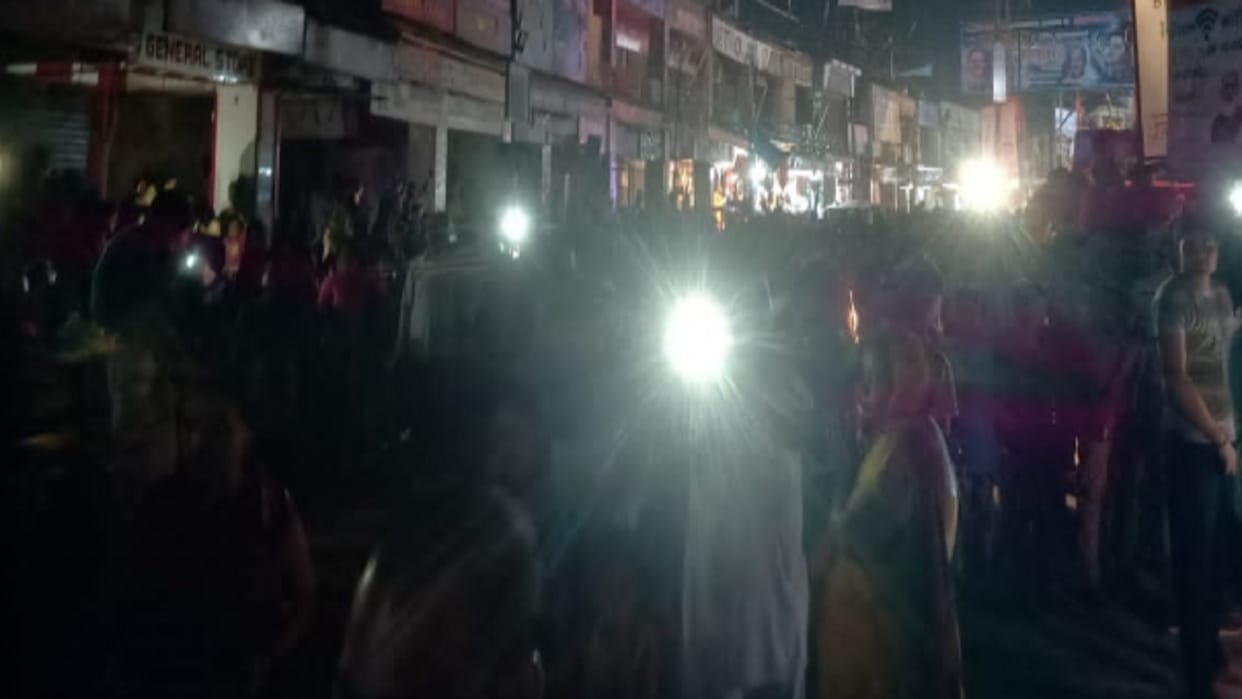Kanwar road became dark due to the falling of trees on the high voltage line in Muzaffarnagar