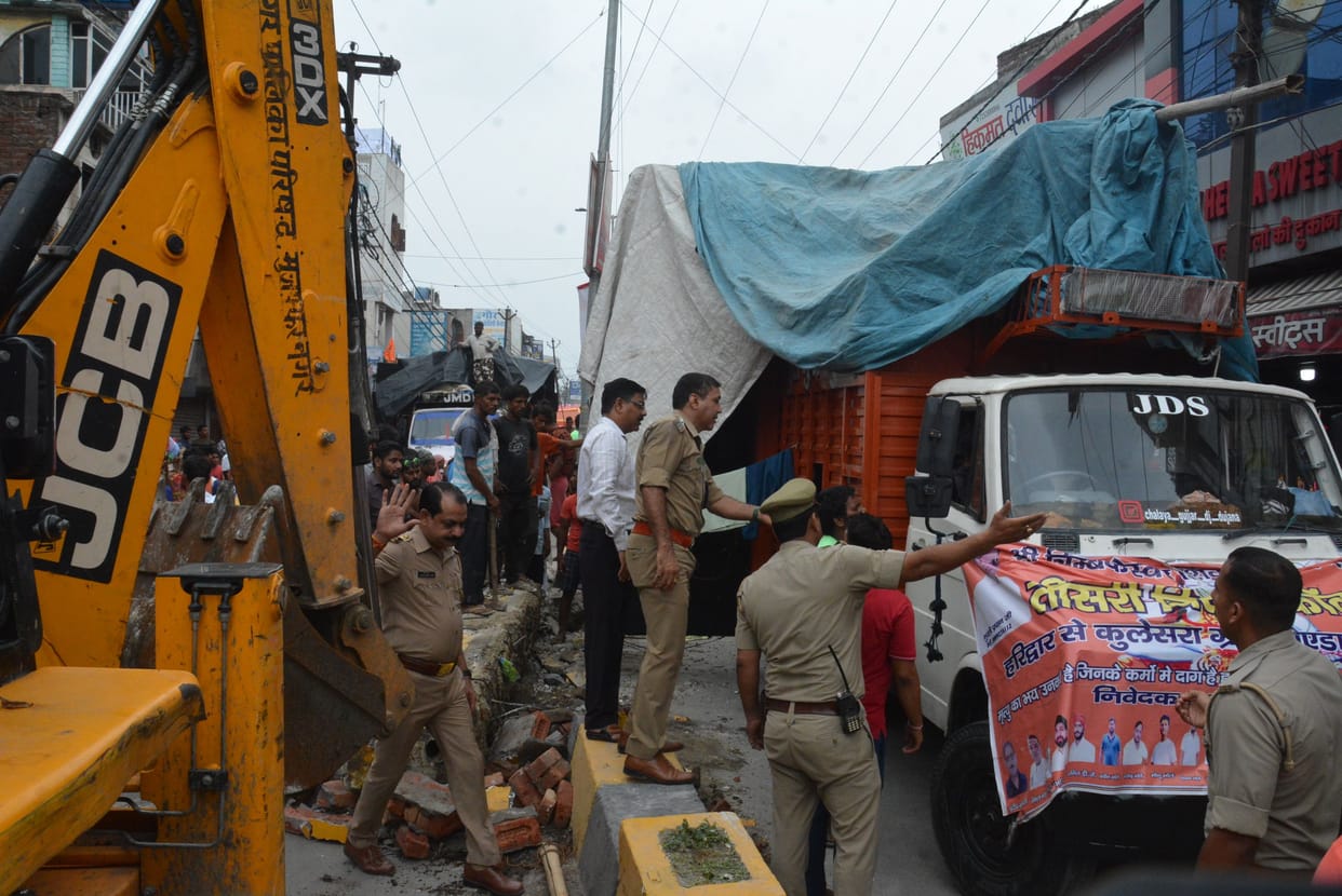 Kanwar trapped on Roorkee road, was pulled out by bulldozer by breaking the divider