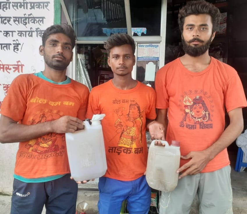 Muslim Shiva devotee brought Kanwar from Neelkanth