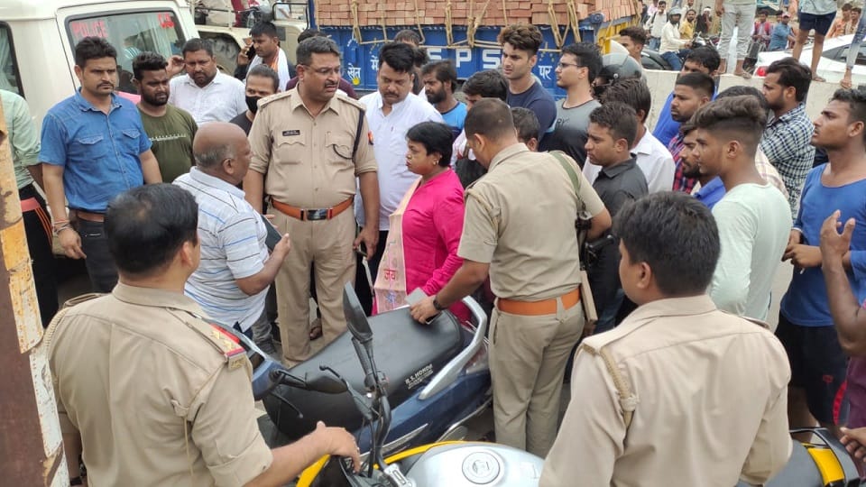 bajrangis ruckus on hotel suspected to be lovers couple of special community in aligarh