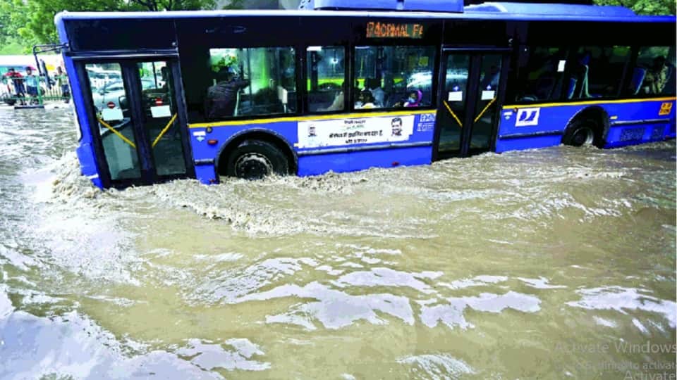 waterlogging took place in delhi after rain long jams on roads