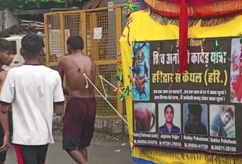 Kanwar Yatra 2022: youth pointed hook on his back and Pulled kanwar from haryana to haridwar