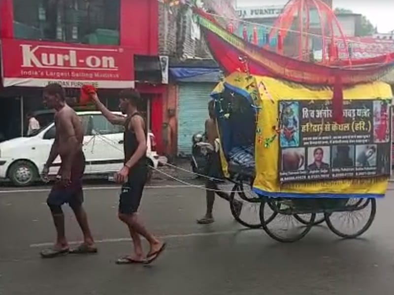 Kanwar Yatra 2022: youth pointed hook on his back and Pulled kanwar from haryana to haridwar