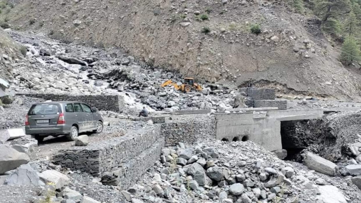 Himachal weather update: manali udaipur pangi road blocked due to flash floods