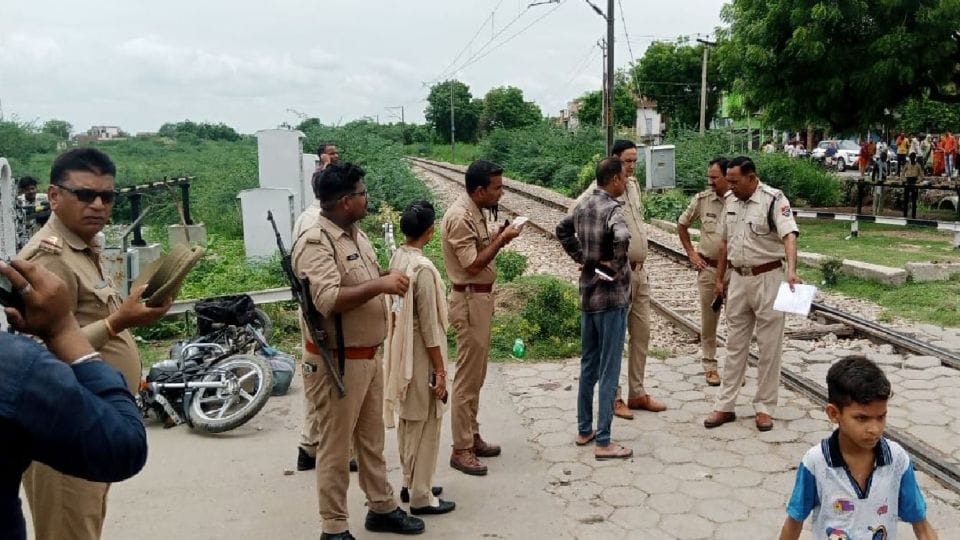husband wife dies after being hit by Ziarat Express train in fatehpur sikri agra