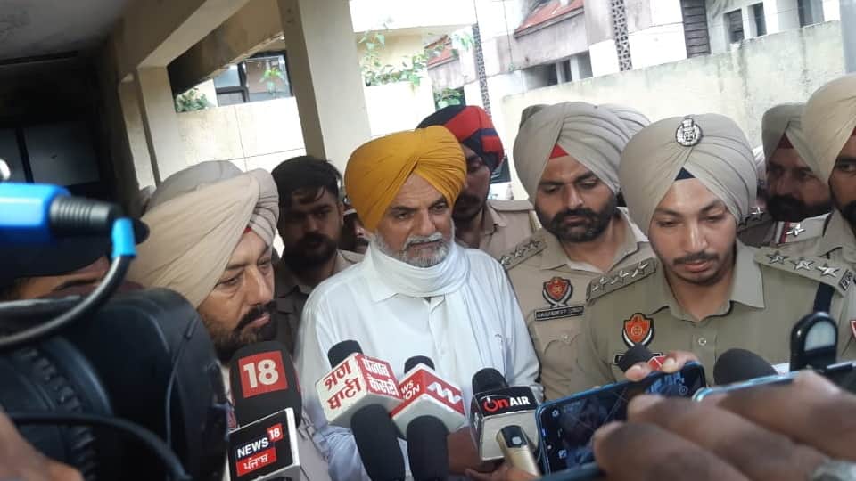 Sidhu Moosewala father gave warning to leave country if justice is not served in death of his son