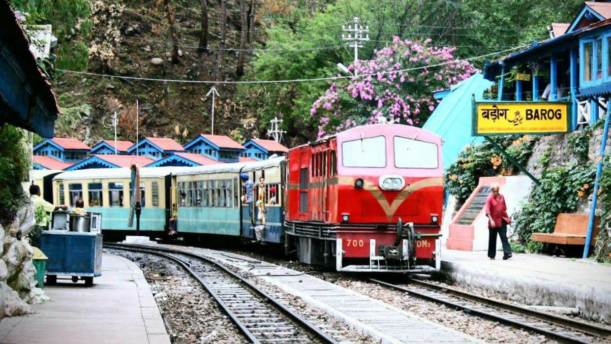 solan news: Howrah mail delay due to fog on railway track