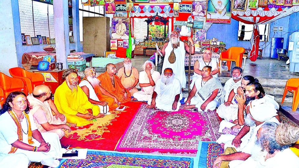vrindavan saints against Dharmendra Giri who told himself as Mahamandaleshwar
