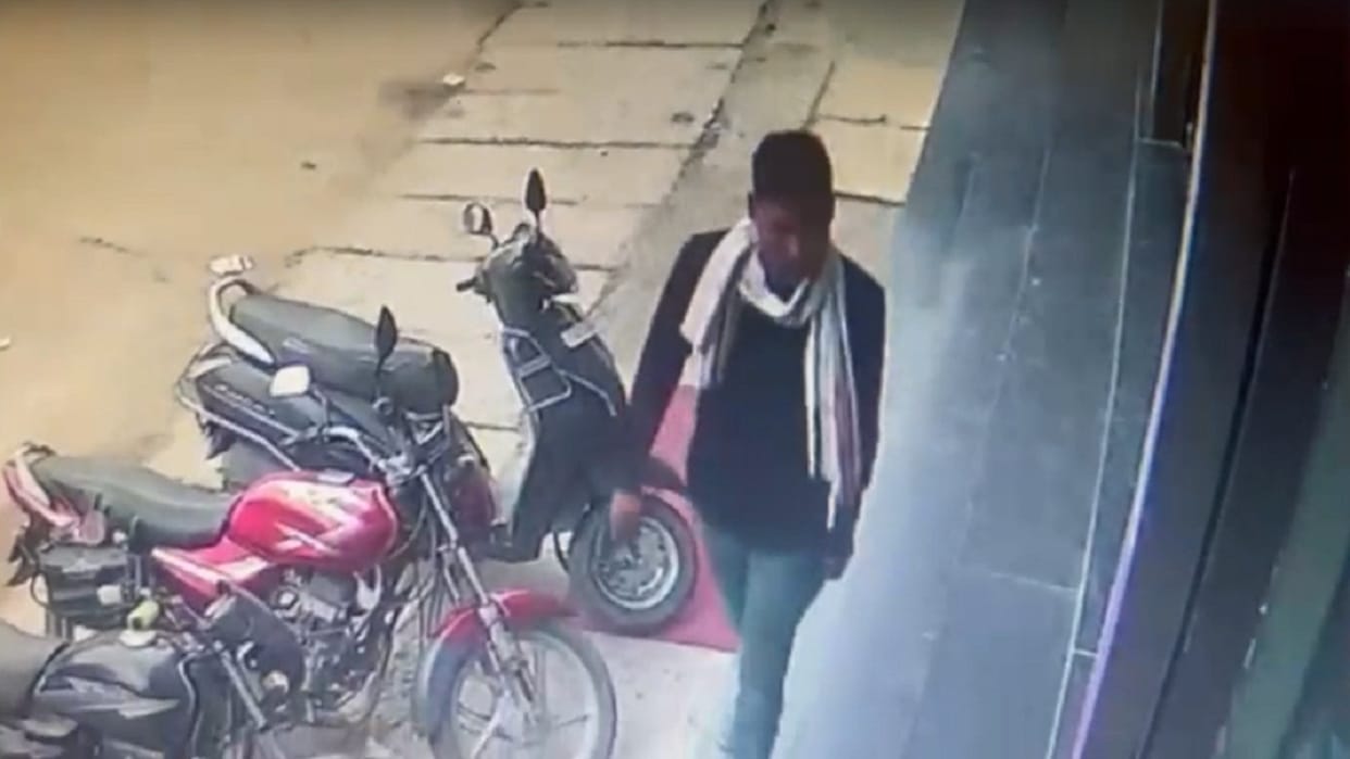 Two accused escaped after stealing eight lakh cash from Canara Bank in Aligarh Khair