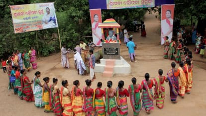 द्रौपदी मुर्मू के गांव में जश्न मनाते आदिवासी समाज के लोग।