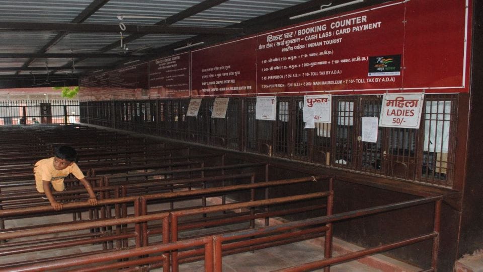 Taj Mahal Ticket Window did not open due to server down in agra