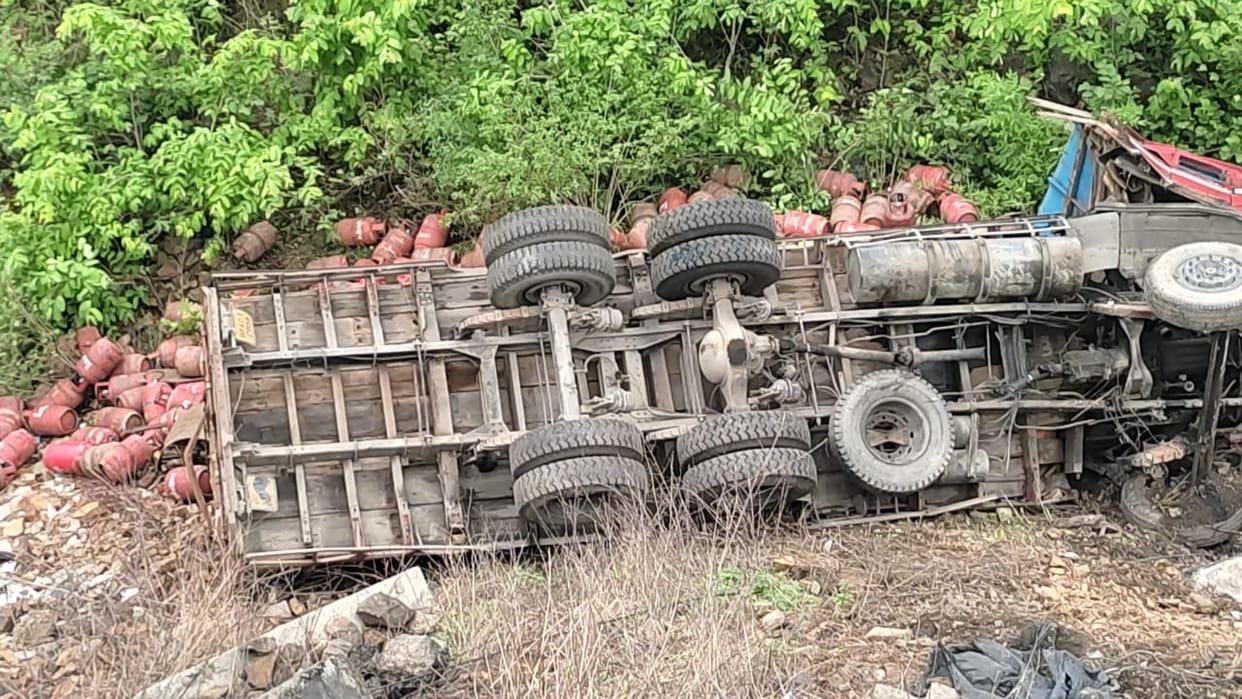 Truck loaded with gas cylinder overturns in Markundi valley