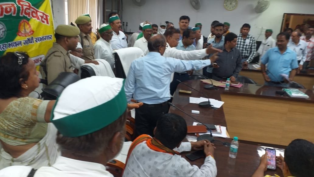 bhakiu and bjp kisan morcha adhyaksh  fight