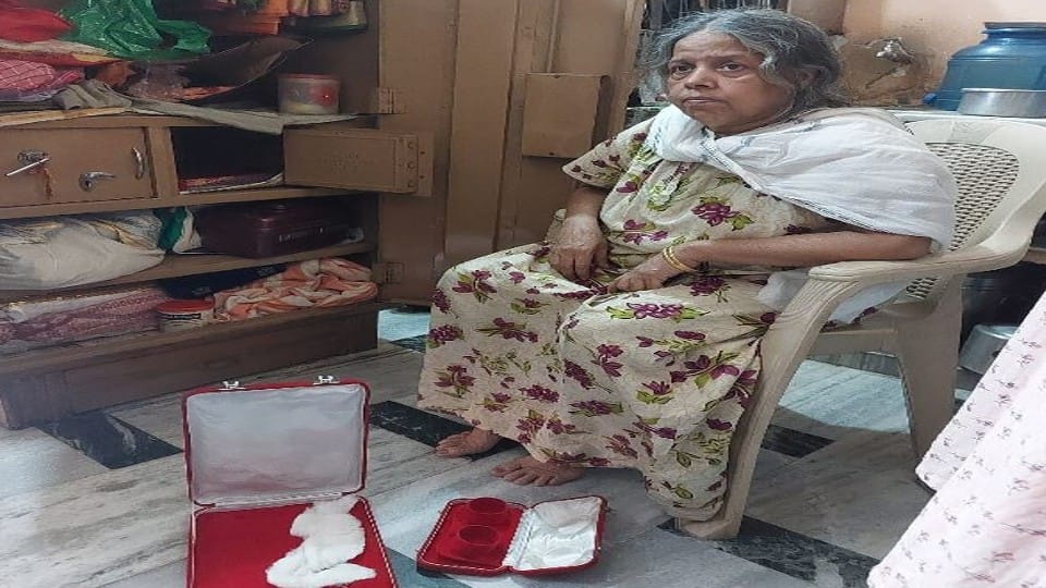 gold jewellery stolen from the cupboard in the house in agra