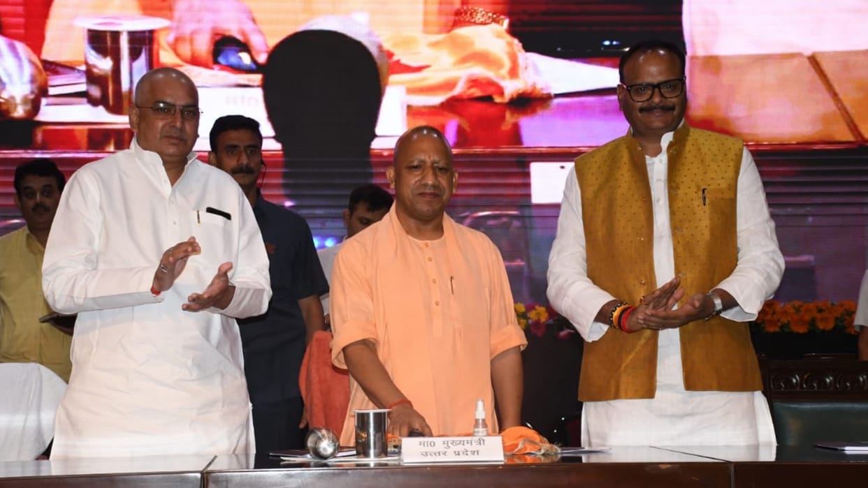 CM Yogi Adityanath inaugrates rajya karmchari Cashless chikitsa yojna in Lucknow.