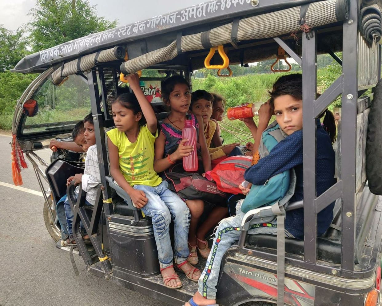 children going school from e rikshaw