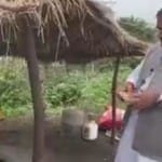 भु्ट्टा खरीदते केंद्रीय मंत्री।