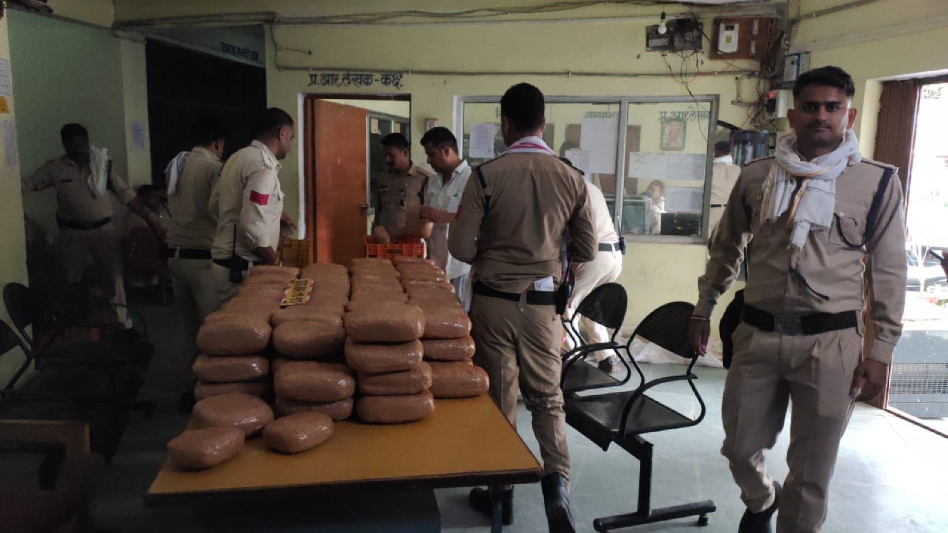 Two accused arrested for smuggling ganja in a filmy style in Chhatarpur, were carrying vegetables hidden in a