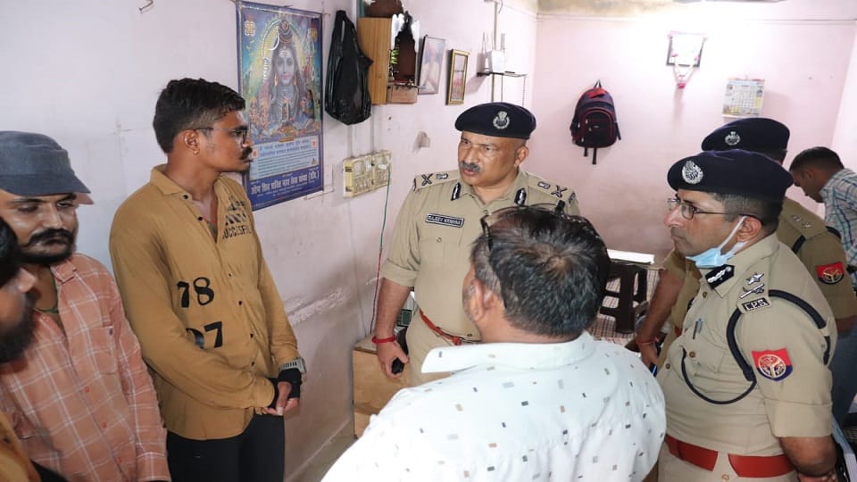 Four miscreants carried out robbery in the firm's office in Rawat Pada Agra