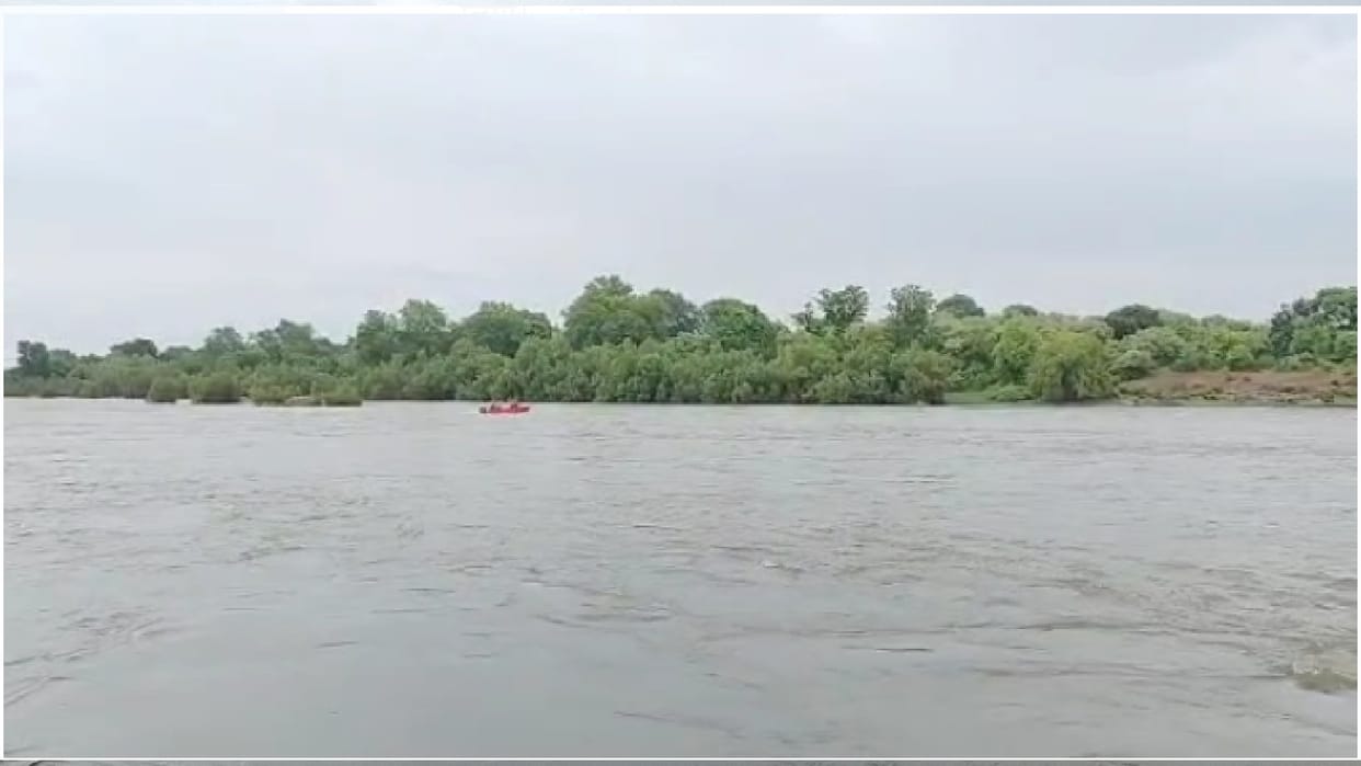 Betwa Flood: River overflowing due to release of 4.5 lakh cusecs of water
