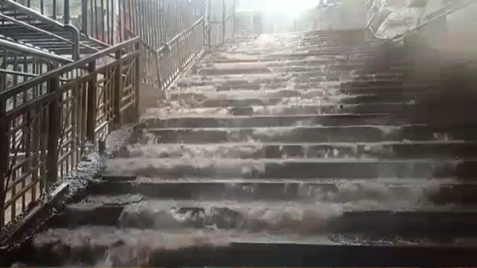 Heavy rain in Chhatarpur's Jatashankar Dham, devotees enjoy monsoon amidst the beauty of mountains