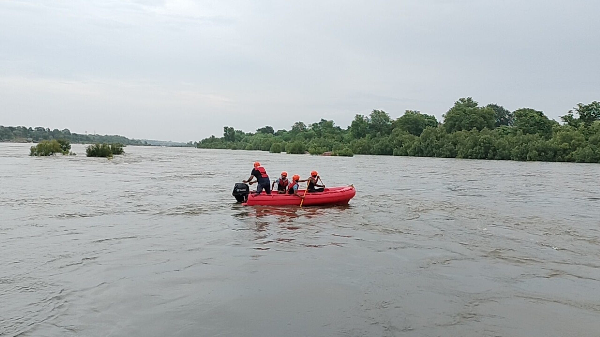 Due to rising water level of Betwa river in Niwari, four youths who went fishing were trapped in the island