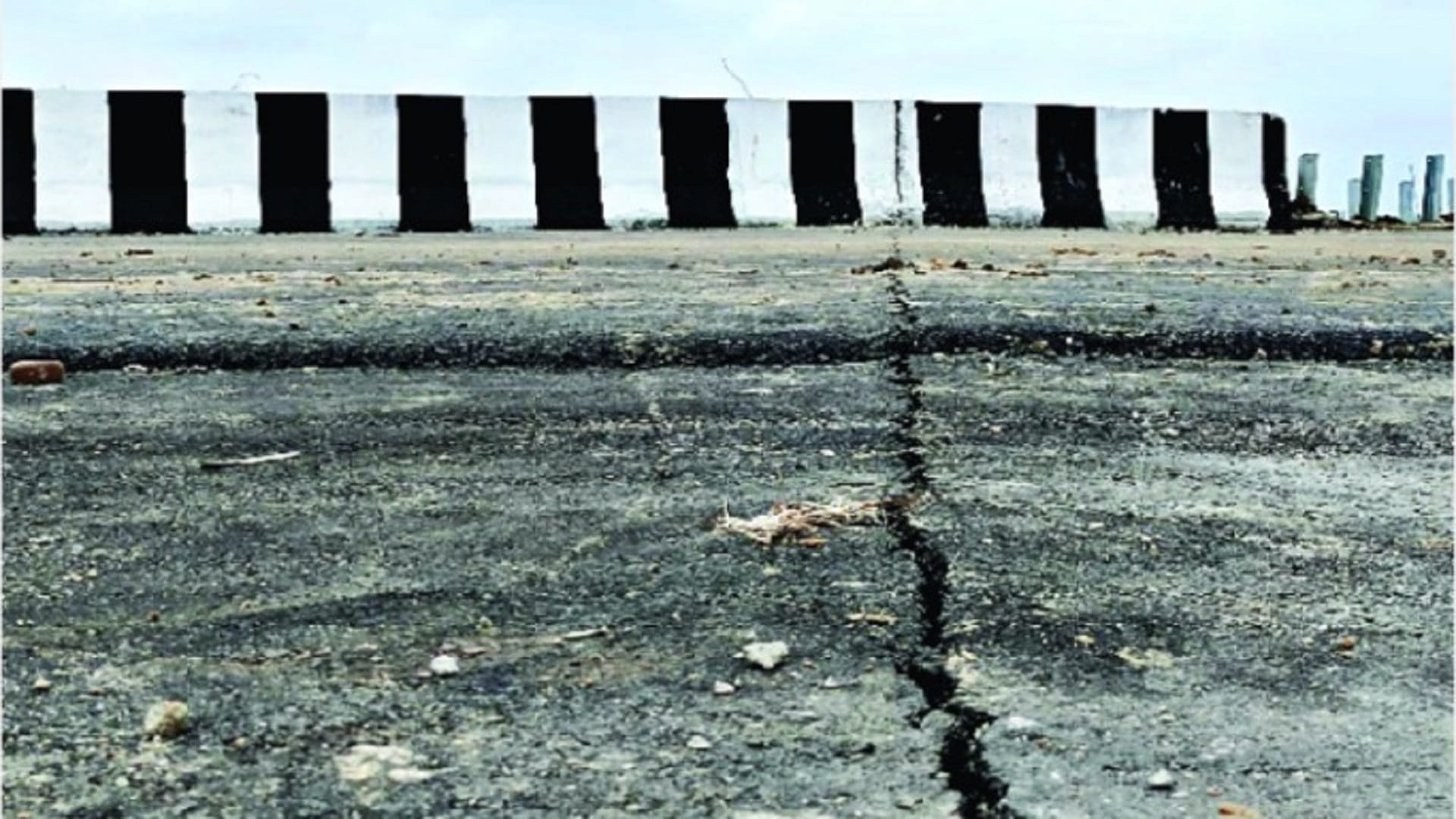 Bundelkhand Expressway now submerged in Banda and Etawah, cracks appeared