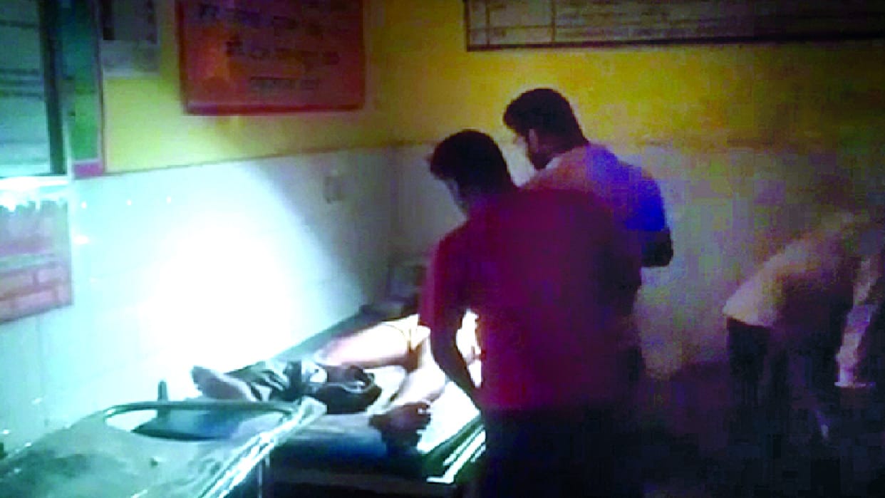 Medical College Pratapgarh Patient was stitched in torch light due to power cut, video viral