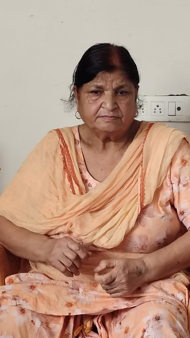 Security personnel in Sirsa and police personnel in Dabwali said that miscreants fled with gold bracelets and chains from women