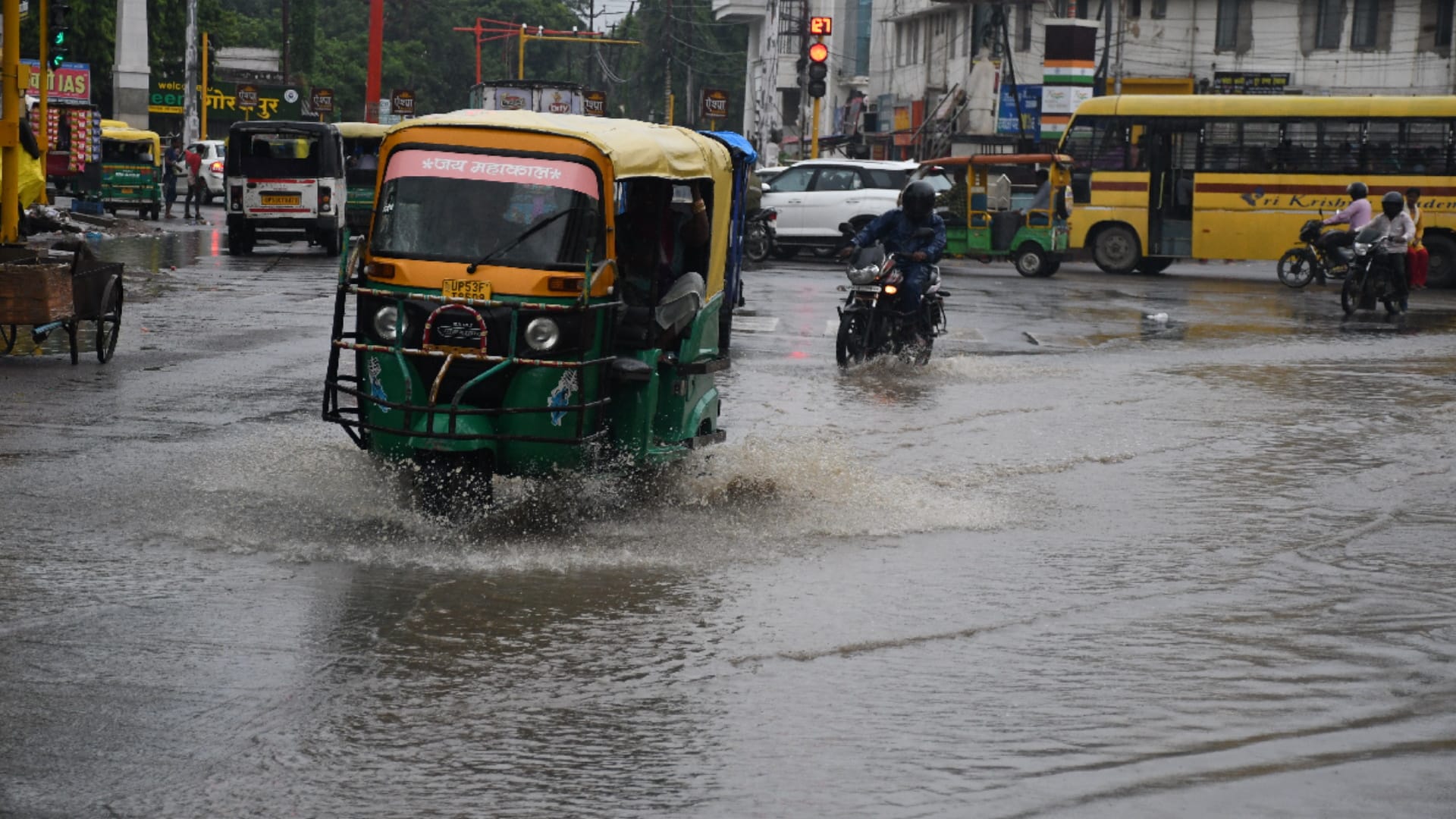 Heavy rain start in Gorakhpur after 21 days