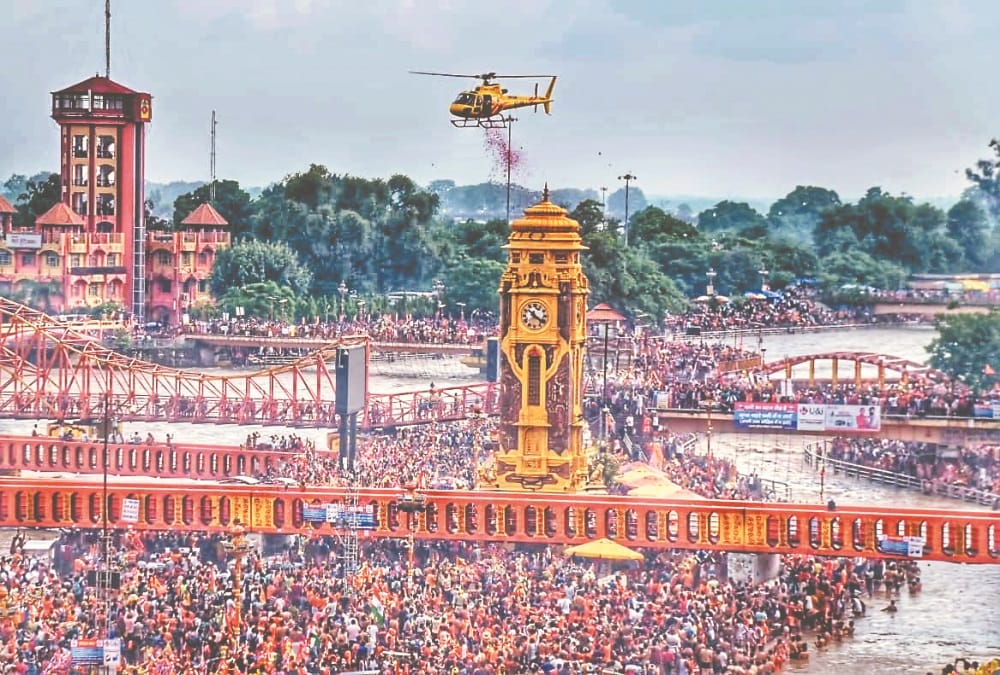 Kanwar Yatra 2022: Helicopter showered flowers on Kanwariya in haridwar photos