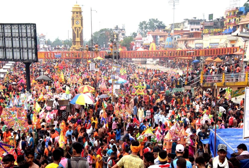 Kanwar Yatra 2022: Helicopter showered flowers on Kanwariya in haridwar photos