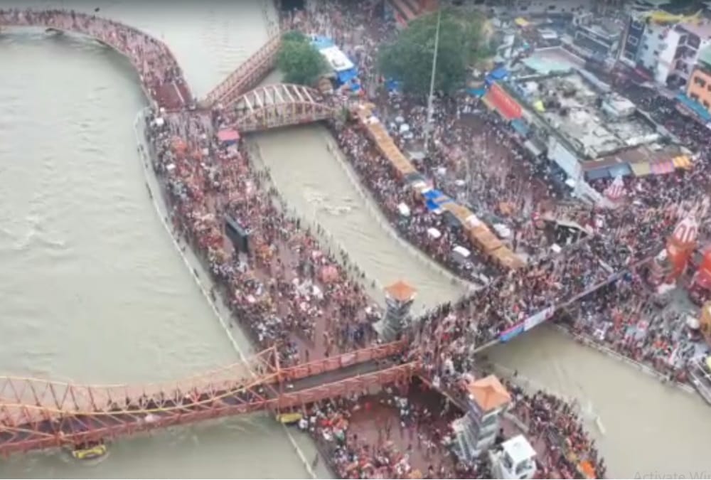 Kanwar Yatra 2022: Helicopter showered flowers on Kanwariya in haridwar photos