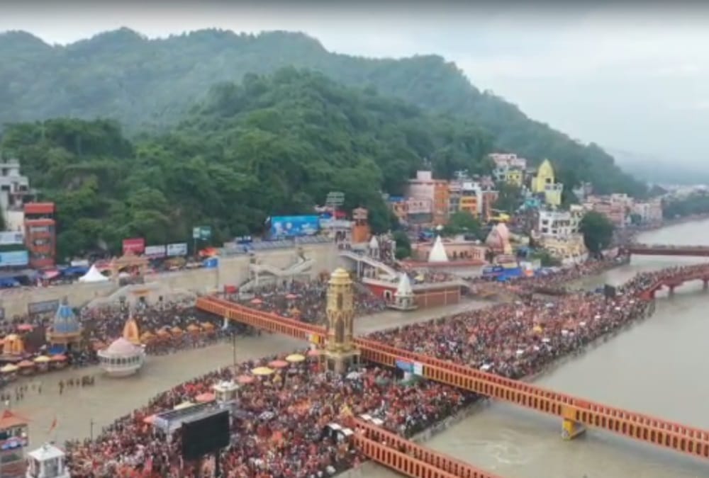 Kanwar Yatra 2022: Helicopter showered flowers on Kanwariya in haridwar photos