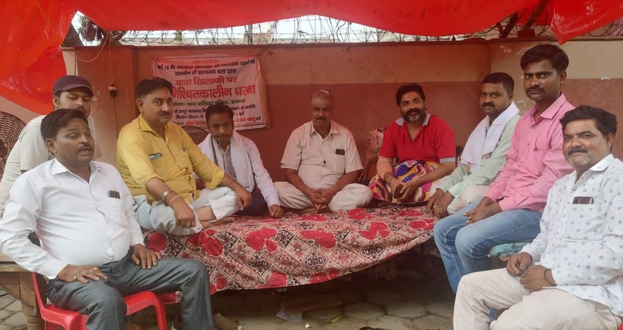 Hathras: For the construction of the baratghar, the protest of the members continues