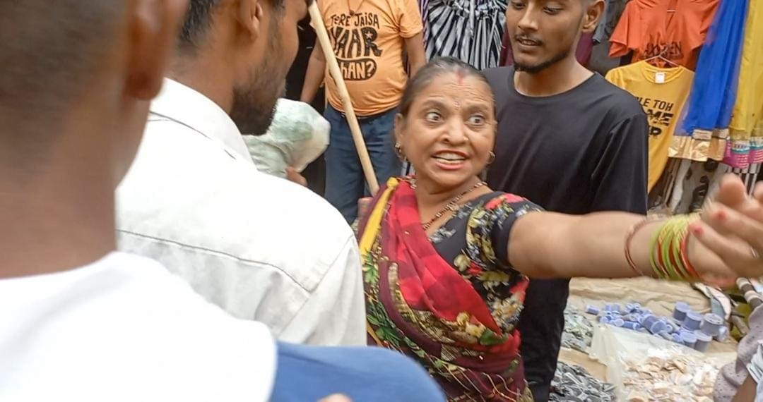 woman beat up auto driver...