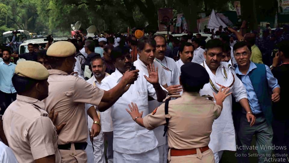 new delhi traffic stuck in demonstration procession and pm modi route vehicles kept crawling