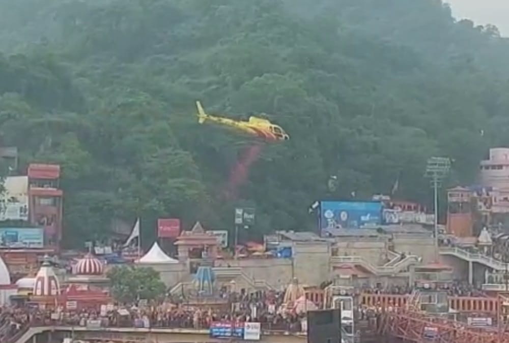 Kanwar Yatra 2022: Helicopter showered flowers on Kanwariya in haridwar photos