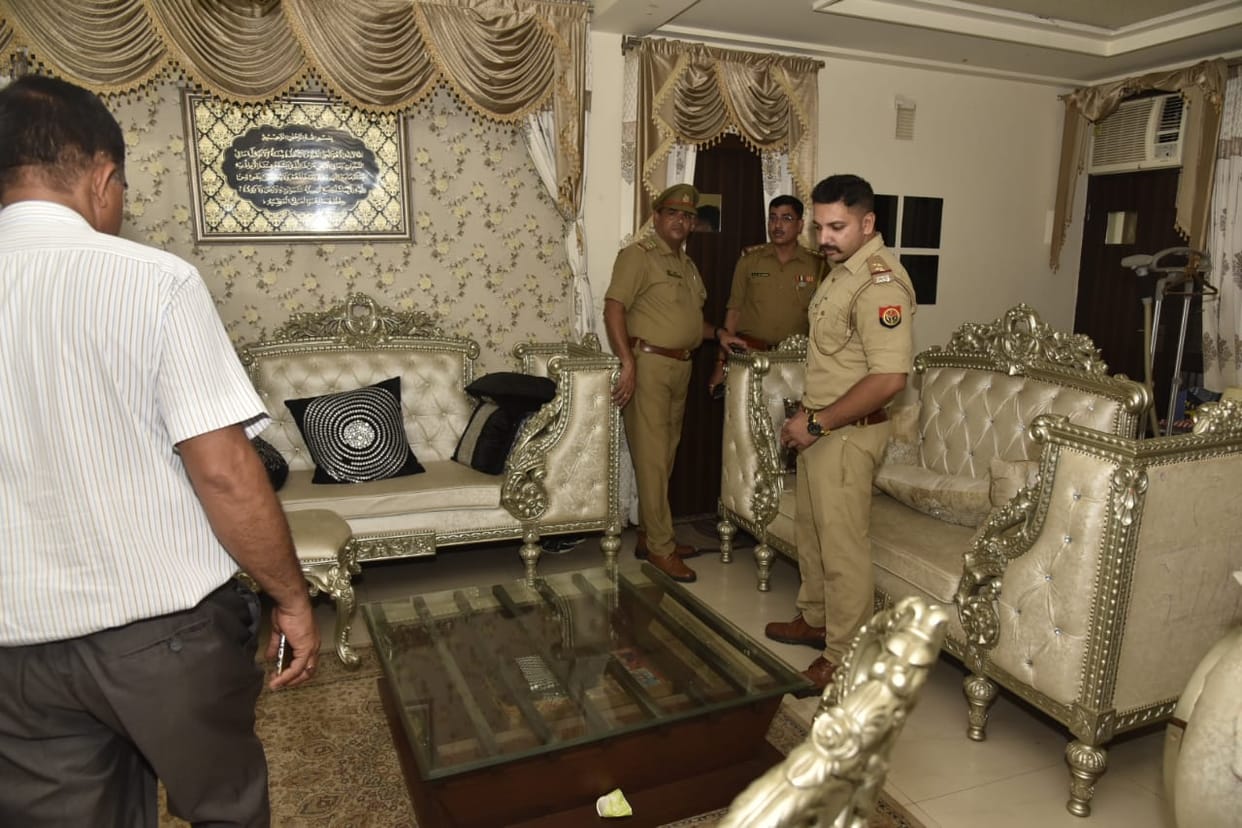 Lucknow News : Police attached Lucknow property of Shine City CMD, reward of five lakhs