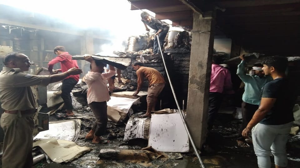 Fire in cans factory in mathura loss of lakhs