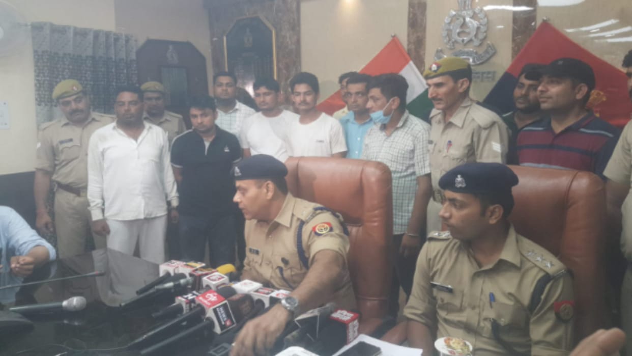 Meerut police have busted a gang and four accused arrested with fake currency
