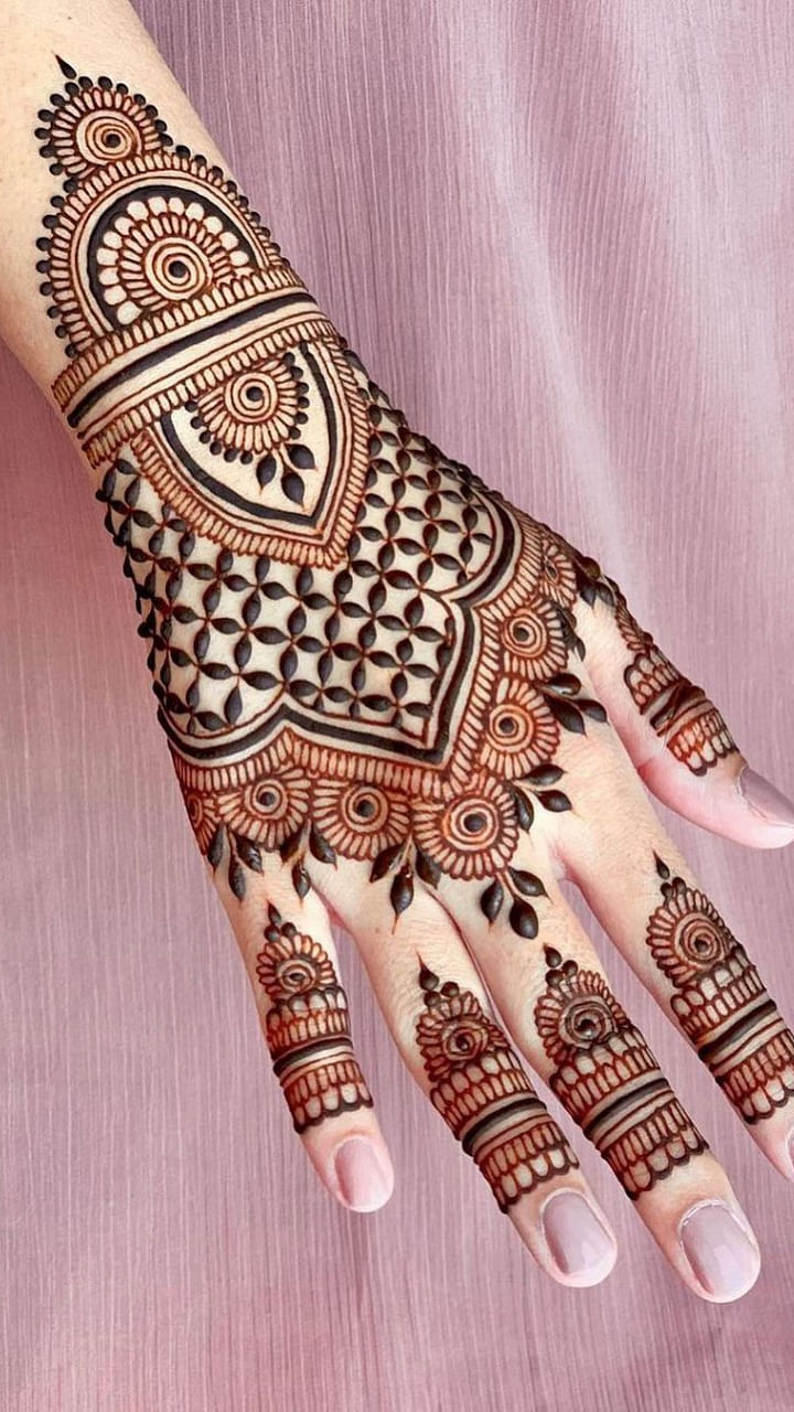 Karwa Chauth Mehndi Designs 2020 simple unique and beautiful mehndi designs  photos - Karwa Chauth Mehndi Designs 2020 : इन लेटेस्ट डिजाइन्स के साथ पिया  के नाम की मेहंदी लगेगी और भी