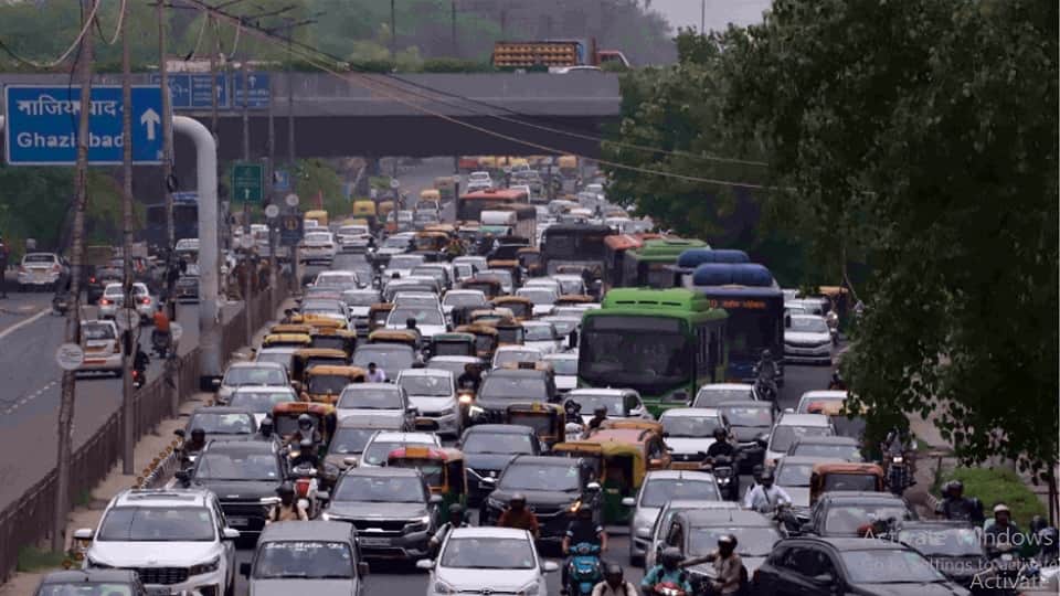 new delhi traffic stuck in demonstration procession and pm modi route vehicles kept crawling