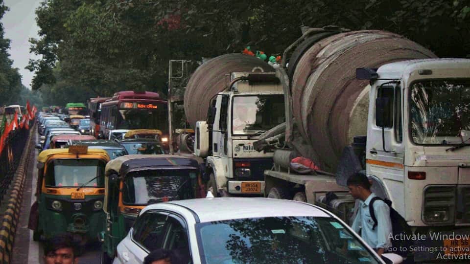 new delhi traffic stuck in demonstration procession and pm modi route vehicles kept crawling