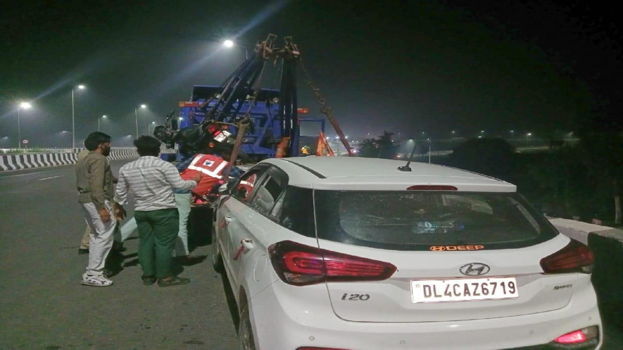 A kanwariya died after falling from a flyover in Partapur of Meerut