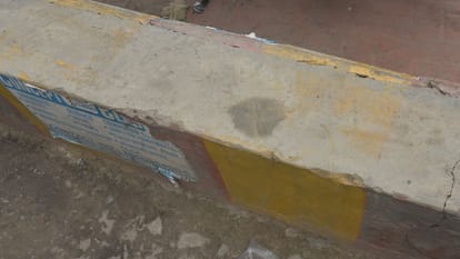 Prayagraj: Bomb scare scares the gate of boys' high school, throws several bombs one after the other